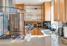 Others 6 Spacious Townhome with Scenic Balcony and Backyard Swing - Stylish Getaway