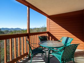 Others 4 Spacious Condo with Community Pool - Stunning Mountain Oasis