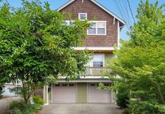 อื่นๆ 2 Sunroom, Rooftop Patio and Spacious Design - Stylish Urban Retreat