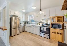 Others 4 Spacious Deck and Private Backyard Oasis - Charming Retreat