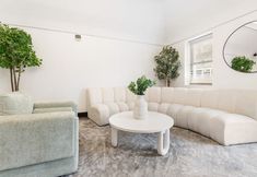 Others 6 Cozy Living Spaces and Fast Wifi - Stylish Urban Escape