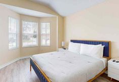 Others 6 Enclosed Pool and Spacious Living Areas - Stunning Retreat