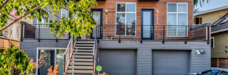 Others Stunning Skyline Views and Rooftop Patio - Chic Urban Retreat