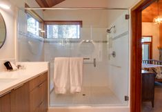 Others 4 Luxurious Home with Chef's Kitchen and Hot Tub - Elegant Golf Haven