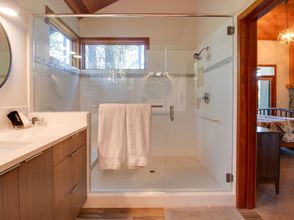 Others 4 Luxurious Home with Chef's Kitchen and Hot Tub - Elegant Golf Haven