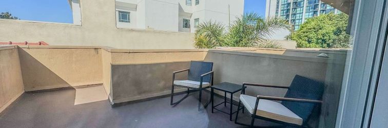 อื่นๆ Rooftop Balcony and Cozy Living Space - Stylish Urban Retreat