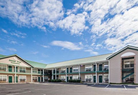 Others Community Pool and Gas Fireplace Retreat - Charming Oasis