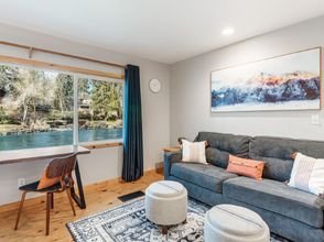 其他 4 Pet Friendly Studio on the Banks of the Deschutes River with Pool and Hot Tub Access!