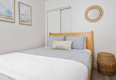 其他 6 Steps to Beach and Dining Delights - Charming Coastal Escape