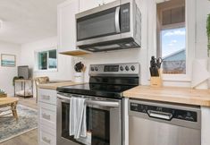 其他 6 Steps to Beach and Vibrant Entertainment - Charming Coastal Haven