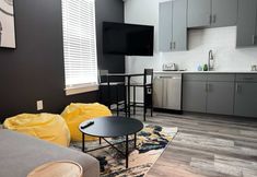 Others 6 New 2B2B with Balcony Downtown