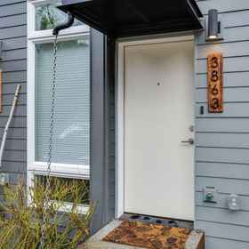 Hotel Exterior 1 Stylish Townhome with Balcony and Smart Amenities - Charming Modern Haven, シアトル公共図書館 ホテル