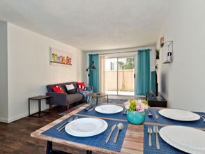 อื่นๆ 4 Stylish Kitchen and Smart TV Included - Modern Cozy Hideaway