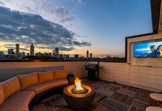 Lainnya 3 Furnished Rooftop and Breathtaking Skyline Views - Stylish Urban Haven