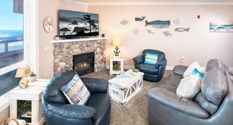 Others 2 Oceanfront Deck and Private Hot Tub - Stunning Coastal Sanctuary