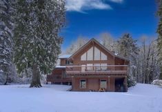 Others 4 Picturesque Retreat with Game Room and Hot Tub - Cozy Escape