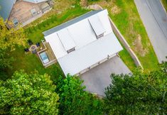 其他 4 Fire Pit, Hot Tub, and Modern Kitchen - Cozy Charming Retreat