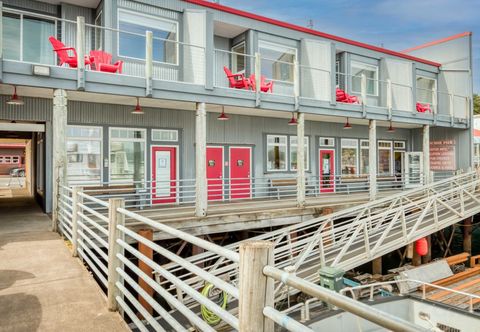 Others Bay-Front Deck and Cozy Studio Amenities - Charming Coastal Retreat