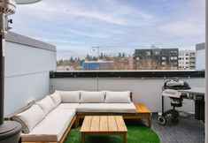 Khác 3 Modern Townhouse with Gym and Rooftop Retreat - Stylish Urban Oasis