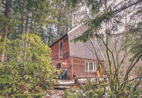 Others Cozy Hot Tub and Scenic Deck - Charming River Escape