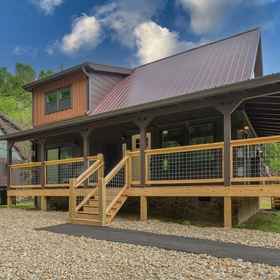 Hotel Exterior 1 Hot Tub and Resort Pool - Luxurious Mountain Escape, The Island in Pigeon Forge Hotels