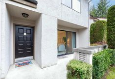 อื่นๆ 2 Stylish Townhouse with Patio and Electric Fireplace - Chic Modern Oasis