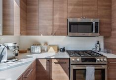 Others 5 Stunning Skyline Views and Rooftop Patio - Chic Urban Retreat