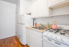 其他 7 Bright Living Area and Well-Equipped Kitchen - Charming Stylish Retreat