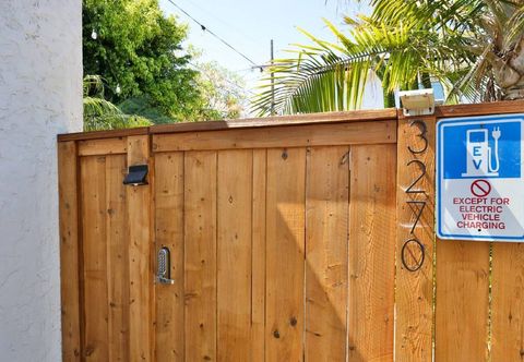 其他 Luxurious Amenities and Private Deck - Stylish Retreat