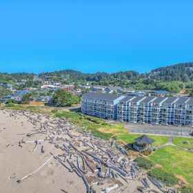 Hotel Exterior1Scenic Siletz Bay and Luxurious Amenities - Tranquil Coastal Haven,Roads End State Recreation Site飯店