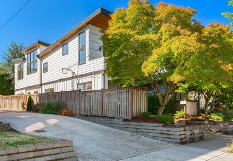 Lainnya Bright Living Space and Private Yard - Charming Modern Retreat