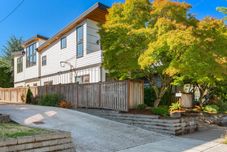 Lainnya Bright Living Space and Private Yard - Charming Modern Retreat