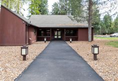 Lain-lain 5 Charming Retreat with Hot Tub and Spacious Backyard - Inviting Escape