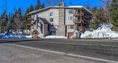 Others 2 Scenic Deck and Geothermal Pool Access - Charming Getaway