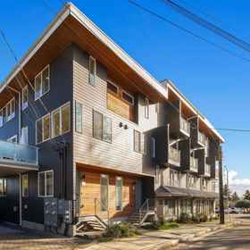 Logo 1 Ngôi nhà phong cách với không gian văn phòng riêng - Khu nghỉ dưỡng ấm cúng hiện đại, Khách sạn Thư Viện Công Cộng Seattle