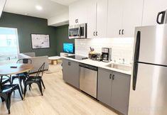 Others 6 Charming Getaway with Modern Comforts - Inviting Urban Retreat