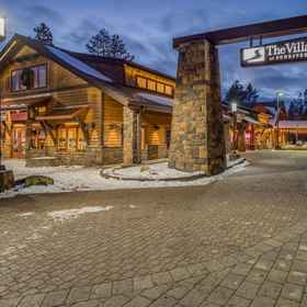 Hotel Exterior1Charming Outdoor Oasis with Game Room - Cozy Modern Retreat,德舒特斯县飯店