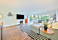 อื่นๆ 4 Stunning Bay Views and Community Pool - Chic Coastal Haven