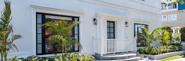 Others Luxurious Outdoor Hot Tub and Elegant Furnishings - Charming Escape