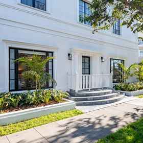 Hotel Exterior 1 Luxurious Outdoor Hot Tub and Elegant Furnishings - Charming Escape, 샌디에이고 컨벤션 센터 호텔