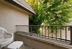 Others 6 Resort-Style Amenities and Direct Beach Access - Inviting Coastal Haven