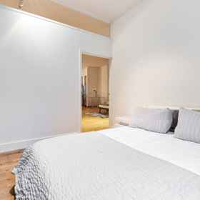 Others 1 Spacious Living Area and Cozy Dining Space - Charming Urban Retreat, Khách sạn The Owl's Head