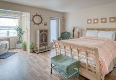 Others 7 Bayfront Studio with Jetted Tub and Fireplace - Charming Coastal Retreat