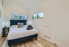 Lain-lain 3 Spacious Fenced Yard with Majestic Maple Tree - Charming New Haven