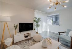 อื่นๆ 3 Hot Tub and Soothing Backyard Garden - Stylish Oasis