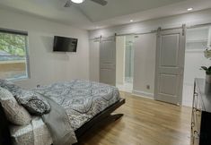 Others 4 Serene Haven - Cozy Living, Media-Ready Lounge