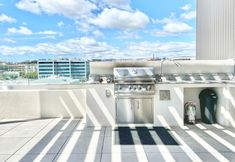 Others 5 Stunning City Views and Rooftop Patio - Inviting Downtown Escape