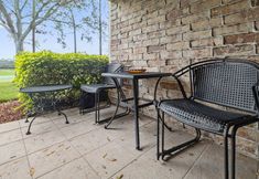 อื่นๆ 5 Golf Course View with Modern Comforts and Dining Options - Serene Retreat