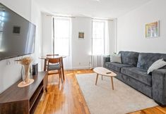 其他 4 Bright Living Area and Well-Equipped Kitchen - Charming Stylish Retreat