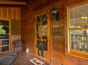 อื่นๆ 4 Luxury Log Cabin with Hot Tub and Game Room - Charming Getaway